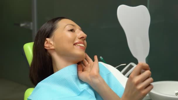 Dame Vérifiant Les Dents Dans Miroir Jeune Femme Cabinet Dentiste — Video