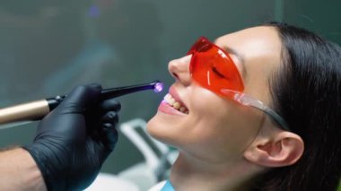 Kadın için diş beyazlatma. Dişçi klinikte diş beyazlatma.