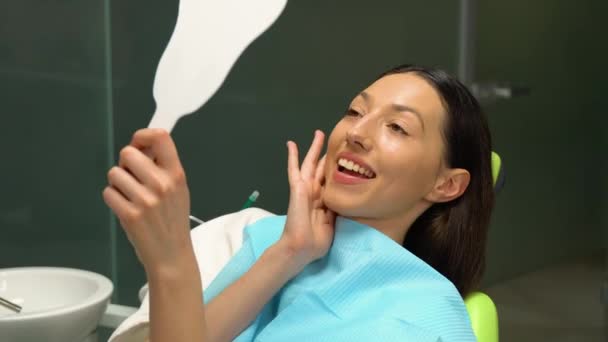 Het Meisje Lacht Tandheelkunde — Stockvideo