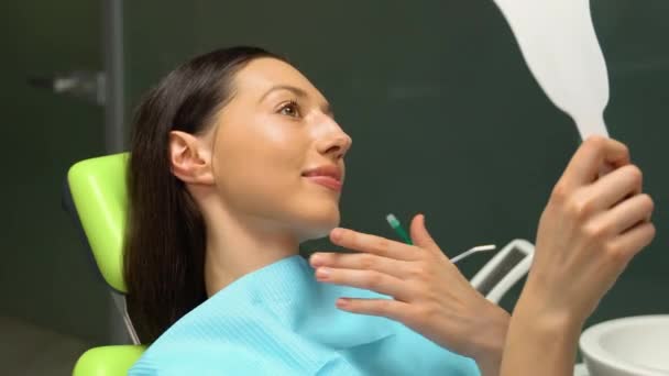 Mulher Sorridente Após Clareamento Dos Dentes Procedimento Olhando Para Espelho — Vídeo de Stock