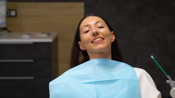 Feliz Mujer Caucásica Sonriendo Cámara Mostrando Sonrisa Blanca Después Del — Vídeo de stock