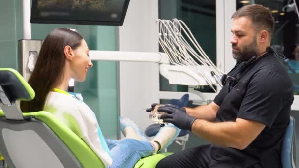 Dentiste Montre Prothèses Dentaires Avec Support Dans Ses Mains Patiente — Video