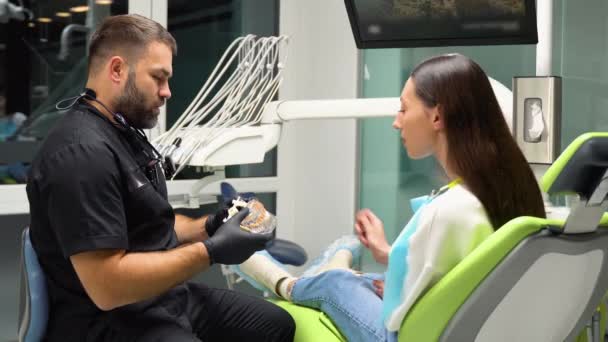 Zahnärzte Halten Modelle Für Zahnpflege Sprechstunden Zahnklinik Bereit — Stockvideo