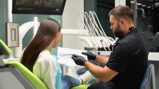 Tandläkare Förklara Munvård Från Tänder Röntgen Till Patient Tandvårdskliniken — Stockvideo