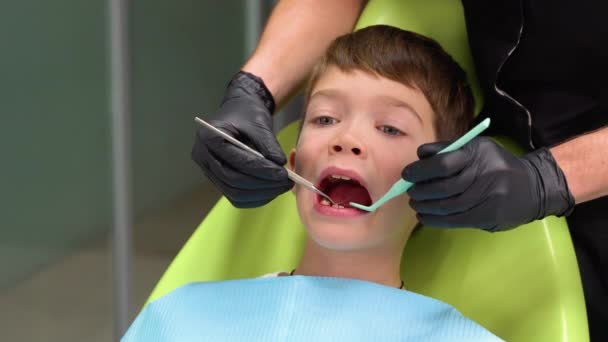 Zbliżenie Małego Chłopca Otwierającego Usta Szeroko Podczas Leczenia Zębów Przez — Wideo stockowe