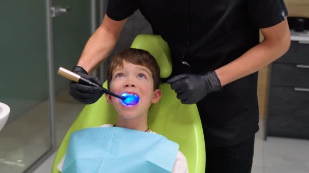 Dentysta Ortodonta Pracujący Niebieską Lampą Wybielającą Leczący Zęby Koncepcja Opieki — Wideo stockowe