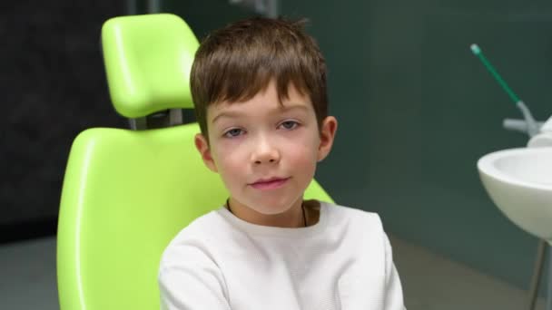 Malý Chlapec Dal Úst Ortodontický Talíř — Stock video