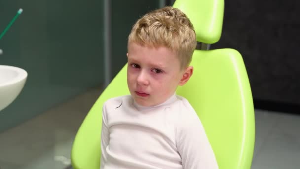 Dişçi Resepsiyonunda Dişçi Koltuğunda Ağlayan Korkmuş Çocuk — Stok video