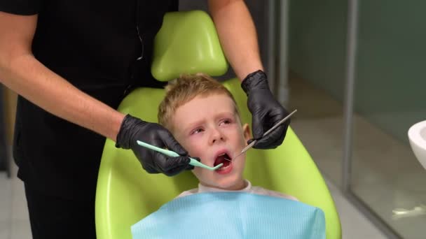 Smutny Przestraszony Chłopczyk Otwierający Szeroko Usta Podczas Leczenia Zębów Przez — Wideo stockowe