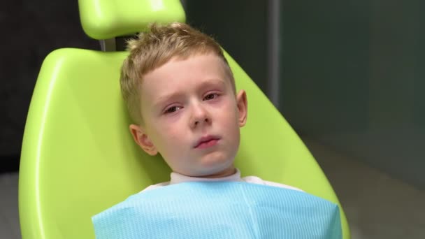 Przerażony Chłopiec Płaczący Recepcji Dentysty Krześle Dentystycznym — Wideo stockowe