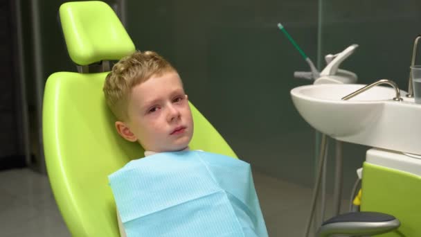 Хлопчик Плаче Стоматологічному Кріслі Сумний Кавказький Хлопчик Прийшов Стоматолога — стокове відео