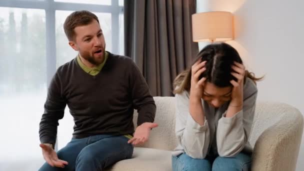 丈夫对他的妻子大喊 离婚意外怀孕家庭冲突家庭虐待 — 图库视频影像