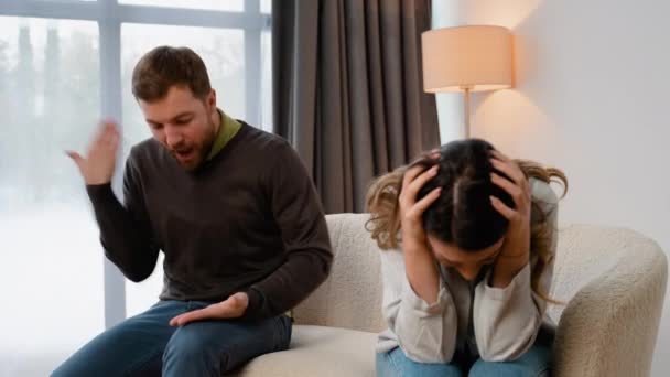 Homem Agressivo Gritando Com Esposa Assustada Casa — Vídeo de Stock