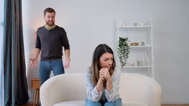 Jovem Desesperada Sentada Sofá Casa Enquanto Seu Marido Abusava Gritando — Vídeo de Stock