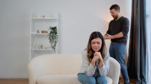 Häusliche Gewalt Und Missbrauch Misshandelnder Ehemann Streitet Frau Eifersüchtiger Misstrauischer — Stockvideo