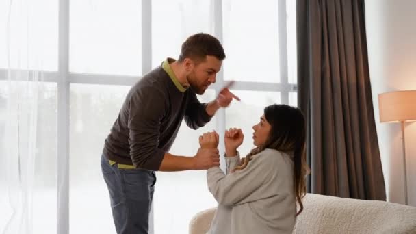 Agresszív Férj Meg Akarja Ütni Feleségét — Stock videók