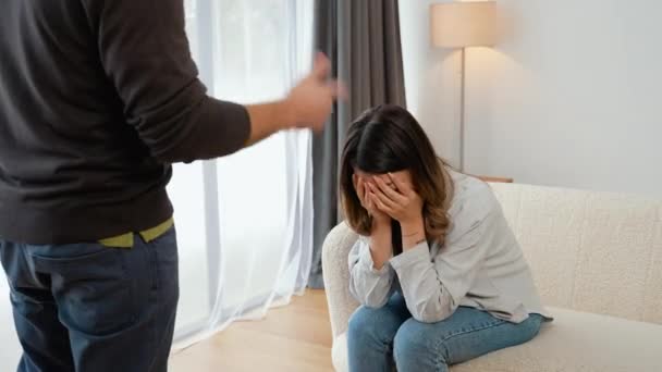家庭暴力或性别暴力 紧握拳头的好斗男人威胁要打一个吓坏了的女人 — 图库视频影像