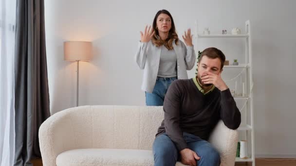Επιθετική Γυναίκα Ουρλιάζει Στο Φοβισμένο Σύζυγο Στο Σπίτι — Αρχείο Βίντεο
