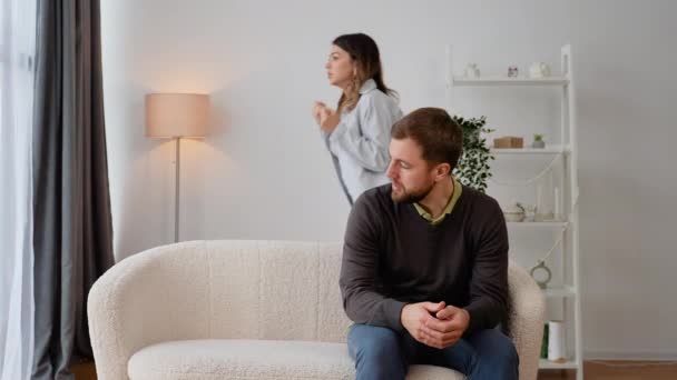 Irritato Moglie Nervosa Gridare Urlando Sul Marito Frustrato Accusando Barare — Video Stock
