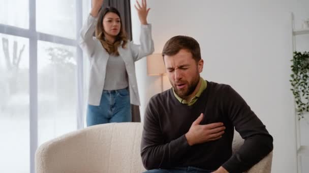 Mulher Agressiva Gritando Com Marido Assustado Casa — Vídeo de Stock