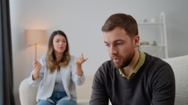 Розчарований Чоловік Анонсована Дружина Має Погані Шлюбні Відносини — стокове відео