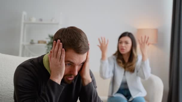 Soția Supărată Țipând Pentru Soțul Furie Bărbatul Depresiv Stând Canapea — Videoclip de stoc