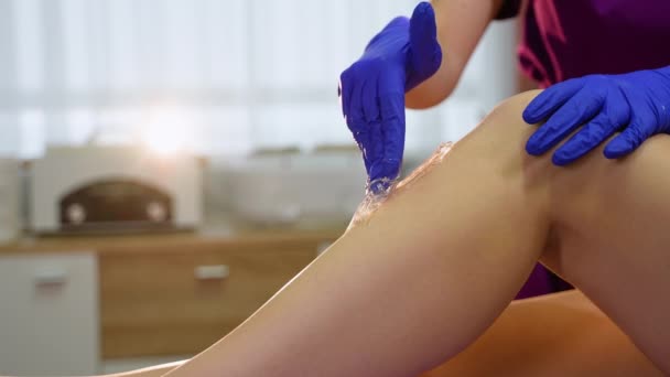 Kosmetyczka Robi Cukrową Depilację Kobiecych Nóg Salonie Piękności — Wideo stockowe