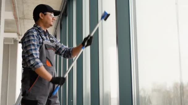 Mężczyzna Profesjonalny Sprzątacz Myje Okna Witryn Sklep Specjalnym Wyposażeniem — Wideo stockowe