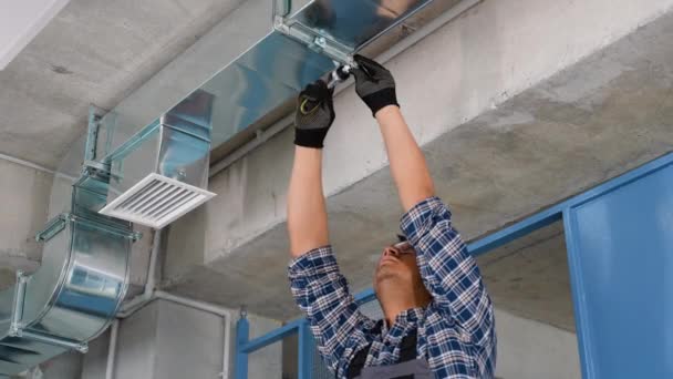 専門のインドの暖房および冷却技術者の労働者は新しく組み立てられたエア ベンチ シャフトを終えます 商業ビルにおける気候コントロールとフィルタリング — ストック動画