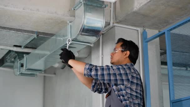 インドのHvac労働者は換気と空調のための導管システムをインストールします — ストック動画