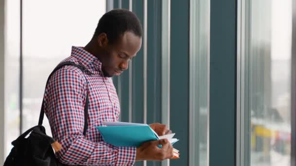 Ένας Μαύρος Διαβάζει Βιβλία Στο Πανεπιστήμιο — Αρχείο Βίντεο