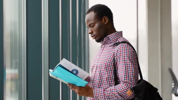 Estudiante Afroamericano Lee Libro Universidad Hombre Inteligente Sostiene Libro — Vídeo de stock