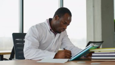 Siyahi öğrenci stajyer öğrenci sınava hazırlanıyor.