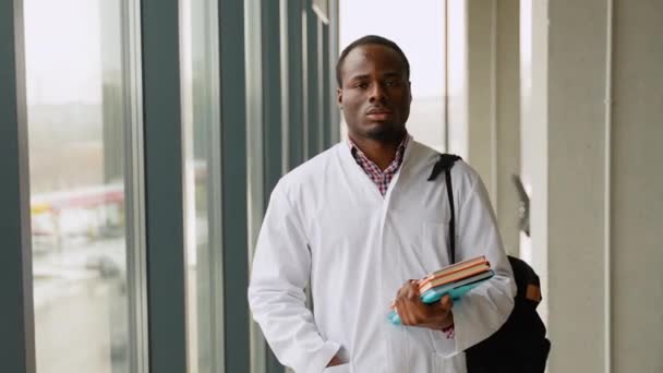 Estudante Afro Americano Corredor Universidade Médica — Vídeo de Stock