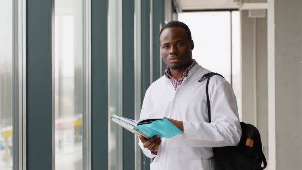 African American Sjuksköterskestudent Studerar Vid Medicinska Universitetet Och Tittar Kameran — Stockvideo