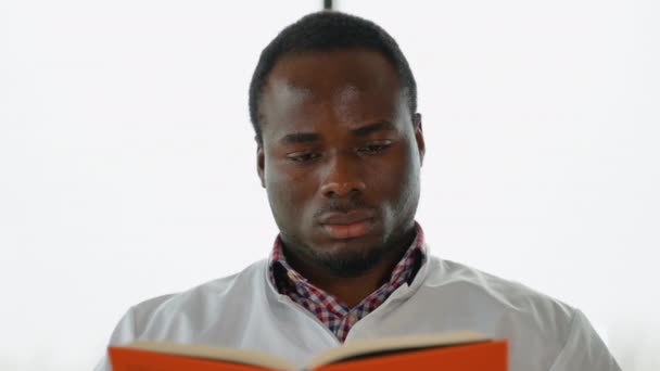 黒人の学生インターンが試験の準備をしている — ストック動画