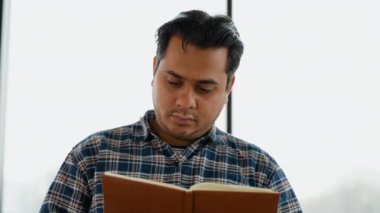 Hintli öğrenci sınava hazırlanıyor, kitap okuyor..