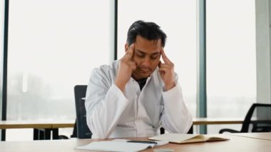 Stresli Hintli doktor baş ağrısı ile hastanede çalışma masasında tek başına oturuyor. Üzgün genç GPS tıbbi bir hata yüzünden kendini çaresiz ve suçlu hissediyor..