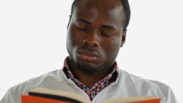Студентська Інтернатура Чорношкірого Готується Іспиту — стокове відео