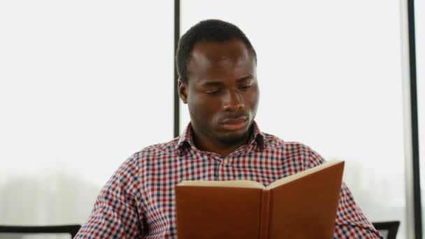 Negro Estudante Cara Está Preparando Para Exame — Vídeo de Stock