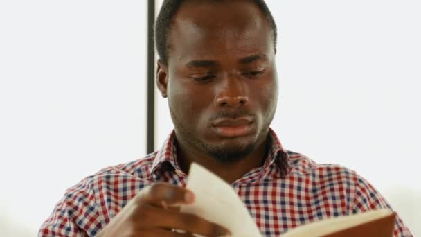 Zwart Guy Student Voorbereiding Voor Het Examen — Stockvideo