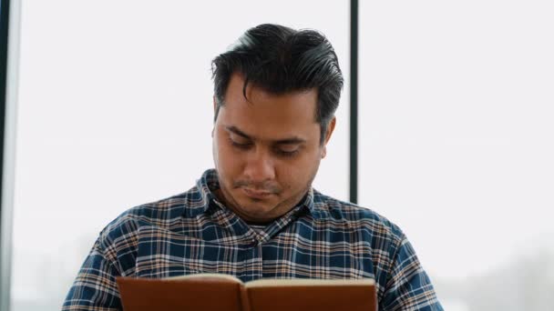 Indischer Mann Hält Buch Student Studiert Lernt Sprache — Stockvideo