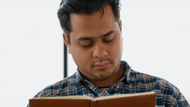 Estudante Indiano Está Preparando Para Exame Livro Leitura — Vídeo de Stock
