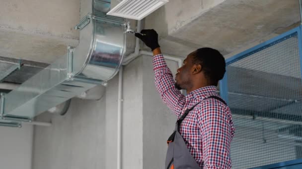 Travailleur Hvac Installer Système Tuyaux Canalisés Pour Ventilation Climatisation — Video