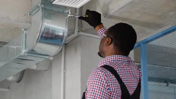 Instalação Sistema Ventilação Serviço Reparação Técnico Hvac Preto Trabalho — Vídeo de Stock