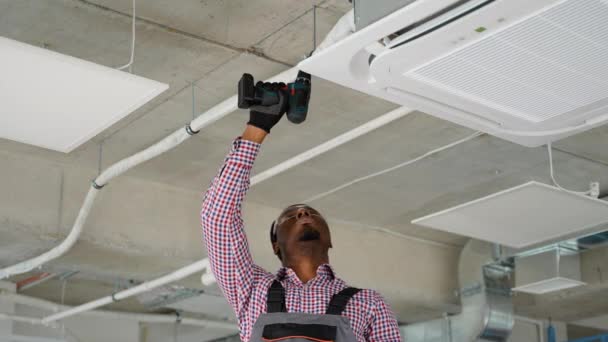 African American Male Technician Επισκευή Κλιματιστικού — Αρχείο Βίντεο