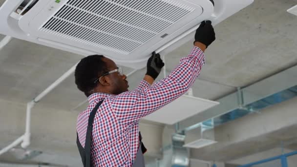 维护室内现代空调的专业技术人员 — 图库视频影像