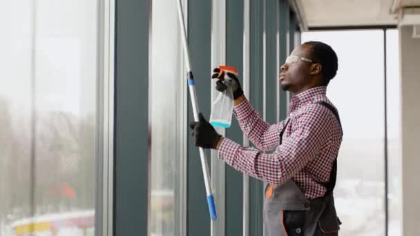 Afrikanische Männliche Professionelle Reinigungskraft Putzt Die Fenster — Stockvideo