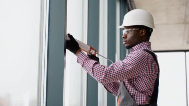 Pencereler kurulurken Afrika pencereleri kurulum işçisi köpük kullansın