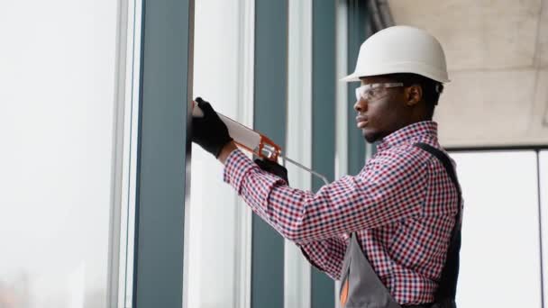 Afrikanska Fönster Installation Arbetare Användning Skum När Installerar Fönster — Stockvideo
